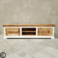 Ce meuble tv bois blanc Kukuu en manguier massif est composé d'une niche centrale et de 2 portes latérales style persienne. Longueurs disponibles: 160, 180 et 200 cm.
