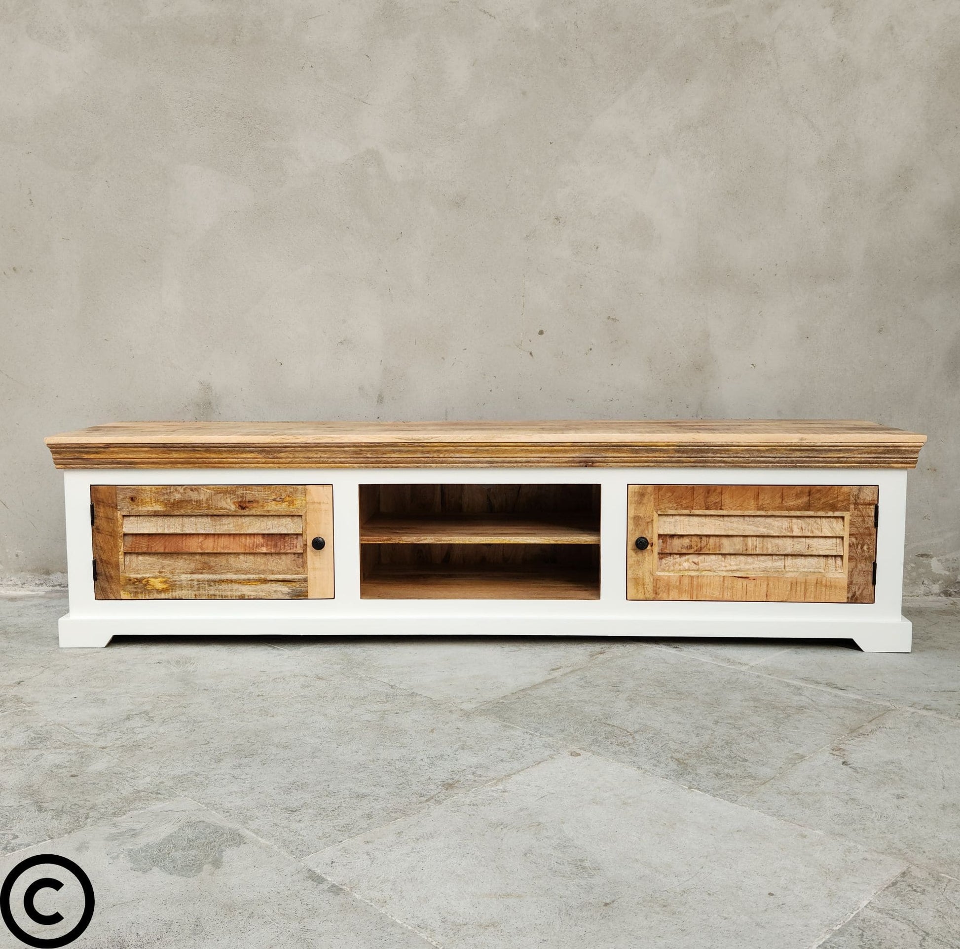 Ce meuble tv bois blanc Kukuu en manguier massif est composé d'une niche centrale et de 2 portes latérales style persienne. Longueurs disponibles: 160, 180 et 200 cm.