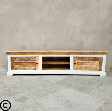 Ce meuble tv bois blanc Kukuu en manguier massif est composé d'une niche centrale et de 2 portes latérales style persienne. Longueurs disponibles: 160, 180 et 200 cm.