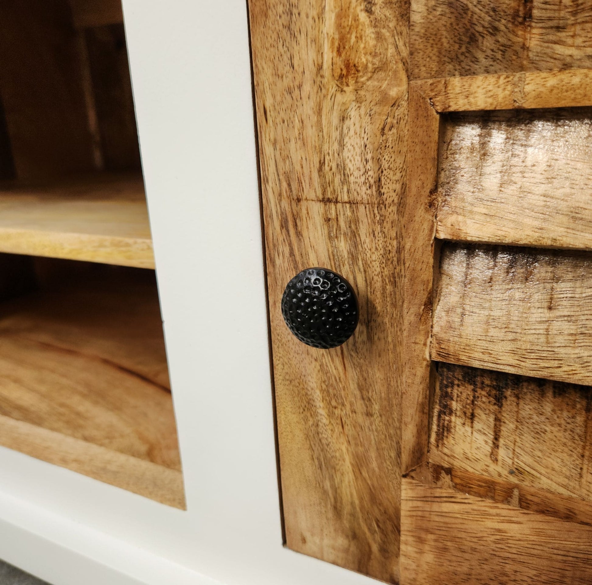 Ce meuble tv bois blanc Kukuu en manguier massif est composé d'une niche centrale et de 2 portes latérales style persienne. Longueurs disponibles: 160, 180 et 200 cm.