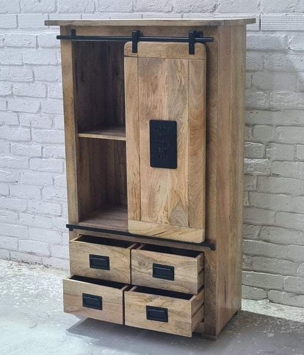 Ce meuble de rangement manguier Kukuu possède 4 tiroirs ainsi qu'une partie centrale de rangement avec une étagère et une porte coulissante. Mesures: 90 (L) x 45 (l) x 150 (H) cm Kukuu, spécialiste en mobilier industriel.