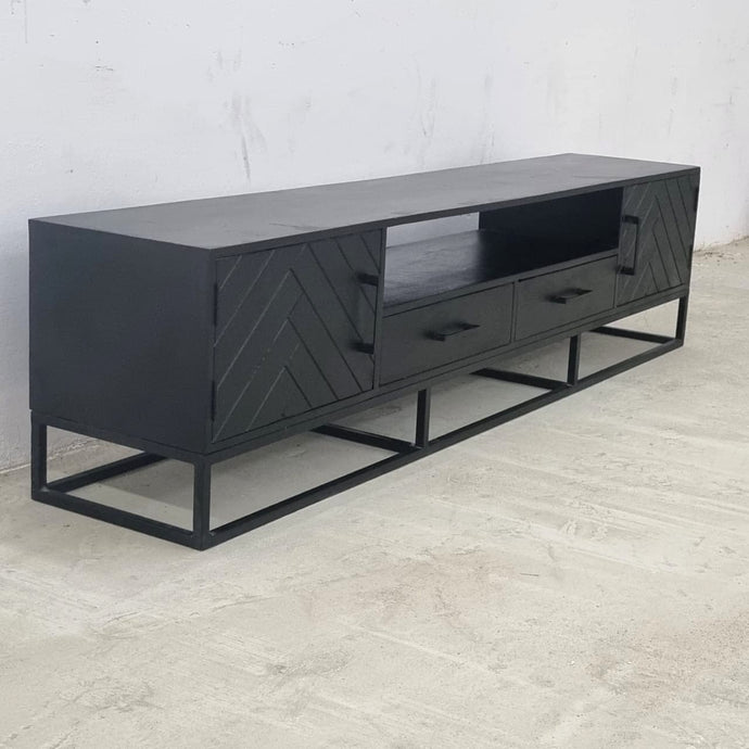 Ce meuble tv bois noir a été fabriqué à partir d'une pied en métal et de bois massif de manguier noir. Il est composé de deux tiroirs centraux et de deux portes en bois. Dimensions: 210 (L) X 45 (l) X 50 (H) cm. Kukuu, spécialiste en ligne de meubles industriels.
