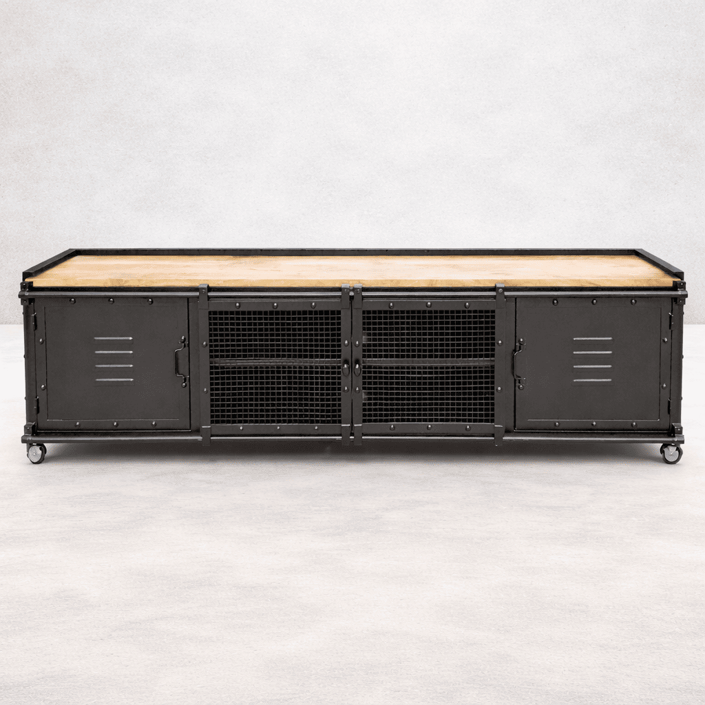 Découvrez le meuble tv industriel à roulettes BLAST avec portes coulissantes, un choix élégant et moderne pour votre salon. Kukuu, meubles industriels de qualité.