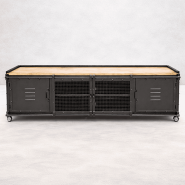 Découvrez le meuble tv industriel à roulettes BLAST avec portes coulissantes, un choix élégant et moderne pour votre salon. Kukuu, meubles industriels de qualité.