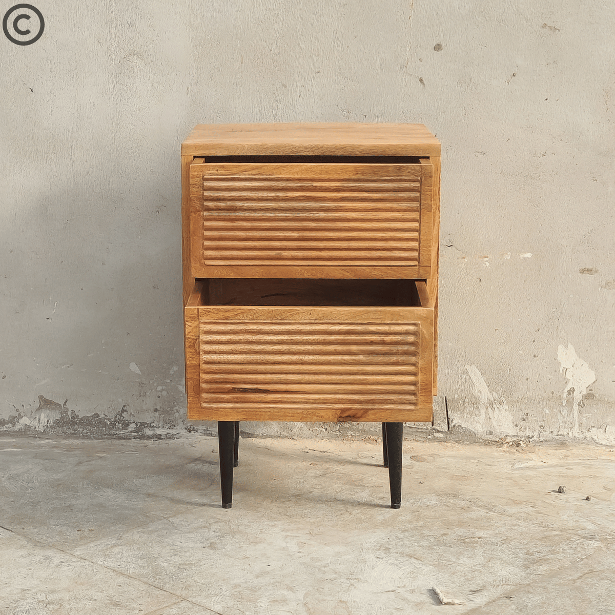 Table de chevet en manguier massif avec tiroirs rainurés ouverts – design artisanal naturel Kukuu