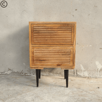 Table de nuit en manguier massif rainurée avec deux tiroirs – meuble artisanal contemporain Kukuu