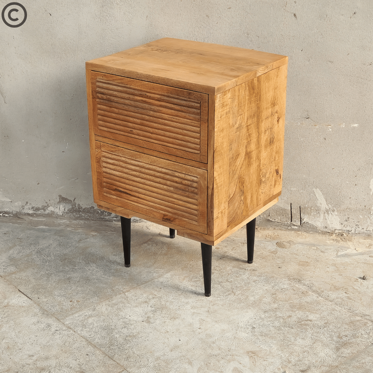 Table de chevet à rainures en bois de manguier massif – deux tiroirs et pieds métal noir Kukuu