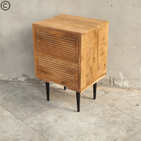 Table de chevet à rainures en bois de manguier massif – deux tiroirs et pieds métal noir Kukuu