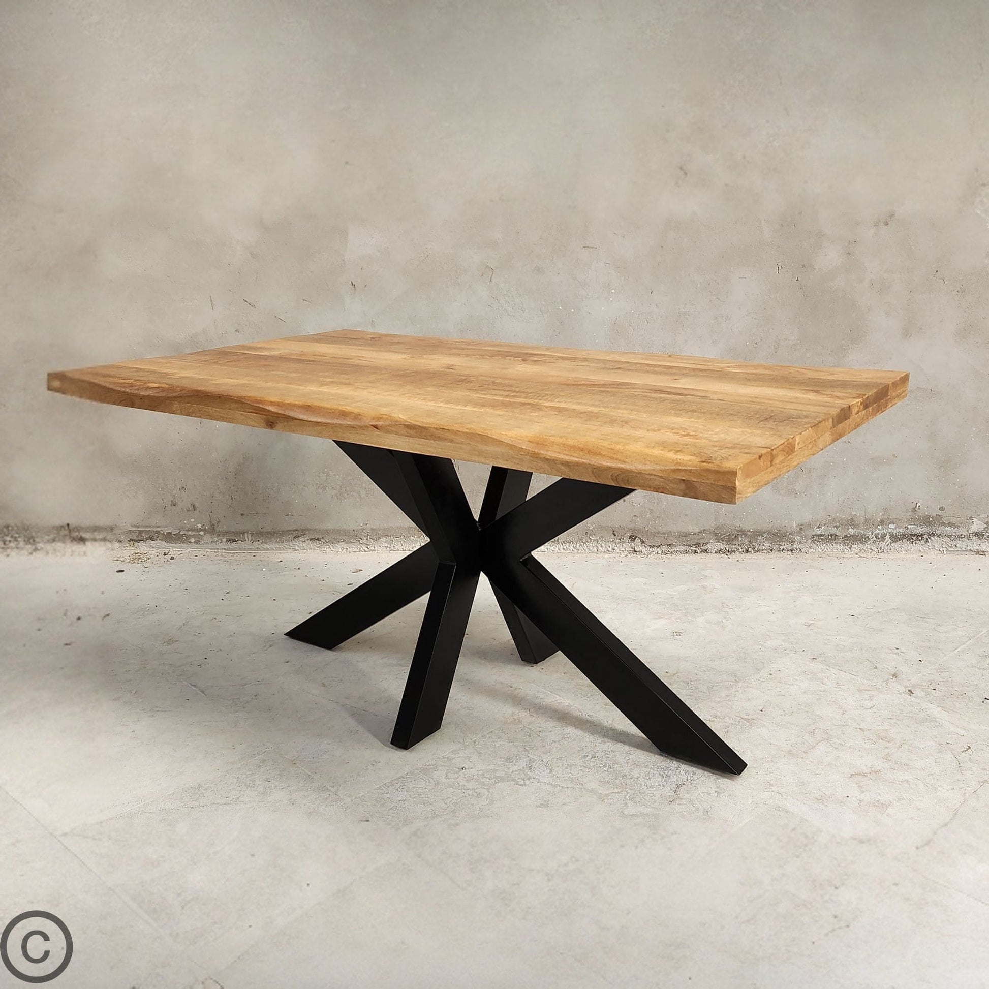 La table à manger industrielle Kukuu a été fabriquée à partir d'acier et bois de manguier. Disponible en 160, 180 et 240 cm. Kukuu, meubles industriels de qualité.