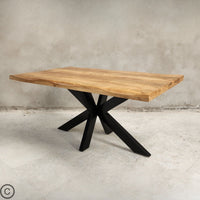 La table à manger industrielle Kukuu a été fabriquée à partir d'acier et bois de manguier. Disponible en 160, 180 et 240 cm. Kukuu, meubles industriels de qualité.
