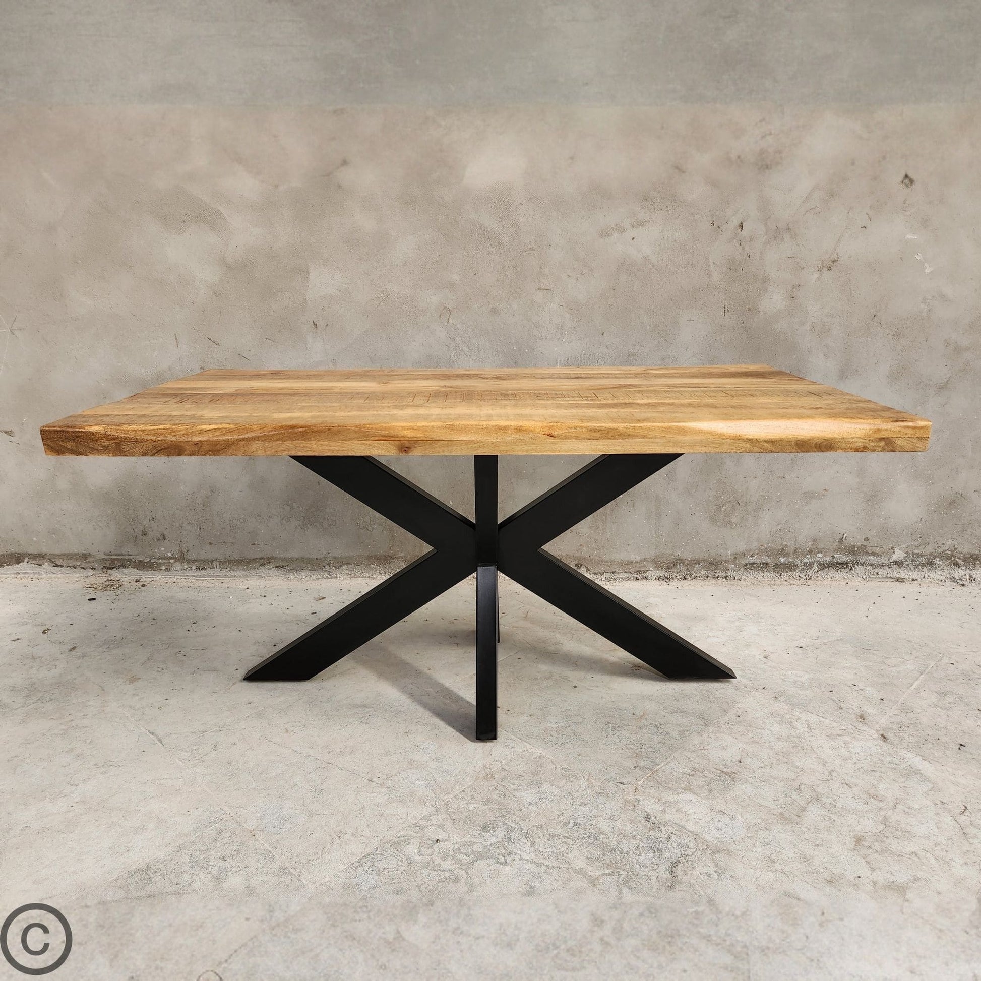 La table à manger industrielle Kukuu a été fabriquée à partir d'acier et bois de manguier. Disponible en 160, 180 et 240 cm. Kukuu, meubles industriels de qualité.