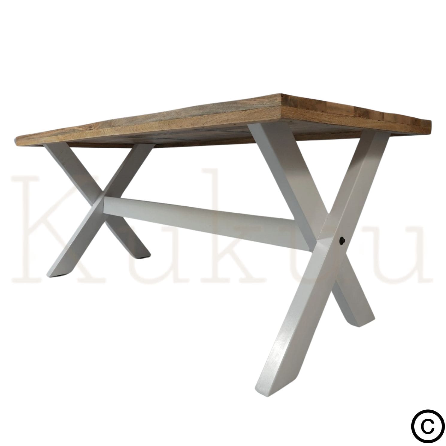 Cette table à manger bois blanc est composée de pieds en croix en métal blanc et d'un support central. Son plateau a été fabriqué à partir de bois massif de manguier traité et vernis pour un usage quotidien. 
Mesures disponibles: 180 x  90 x 76 cm / 220 x 100 x 76 cm.
Kukuu, spécialiste en mobilier d'intérieur de qualité.