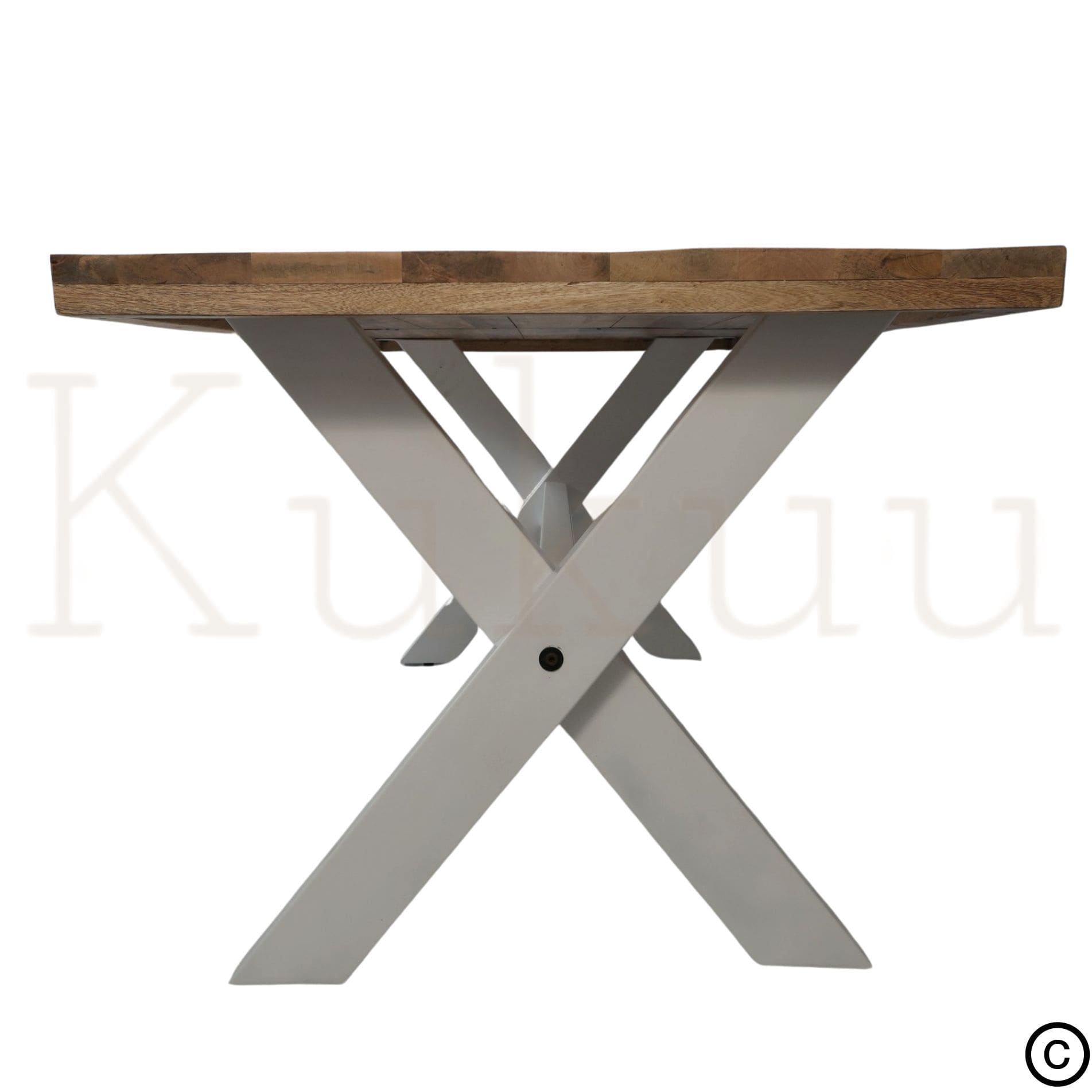 Cette table à manger bois blanc est composée de pieds en croix en métal blanc et d'un support central. Son plateau a été fabriqué à partir de bois massif de manguier traité et vernis pour un usage quotidien. 
Mesures disponibles: 180 x  90 x 76 cm / 220 x 100 x 76 cm.
Kukuu, spécialiste en mobilier d'intérieur de qualité.