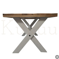 Cette table à manger bois blanc est composée de pieds en croix en métal blanc et d'un support central. Son plateau a été fabriqué à partir de bois massif de manguier traité et vernis pour un usage quotidien. 
Mesures disponibles: 180 x  90 x 76 cm / 220 x 100 x 76 cm.
Kukuu, spécialiste en mobilier d'intérieur de qualité.