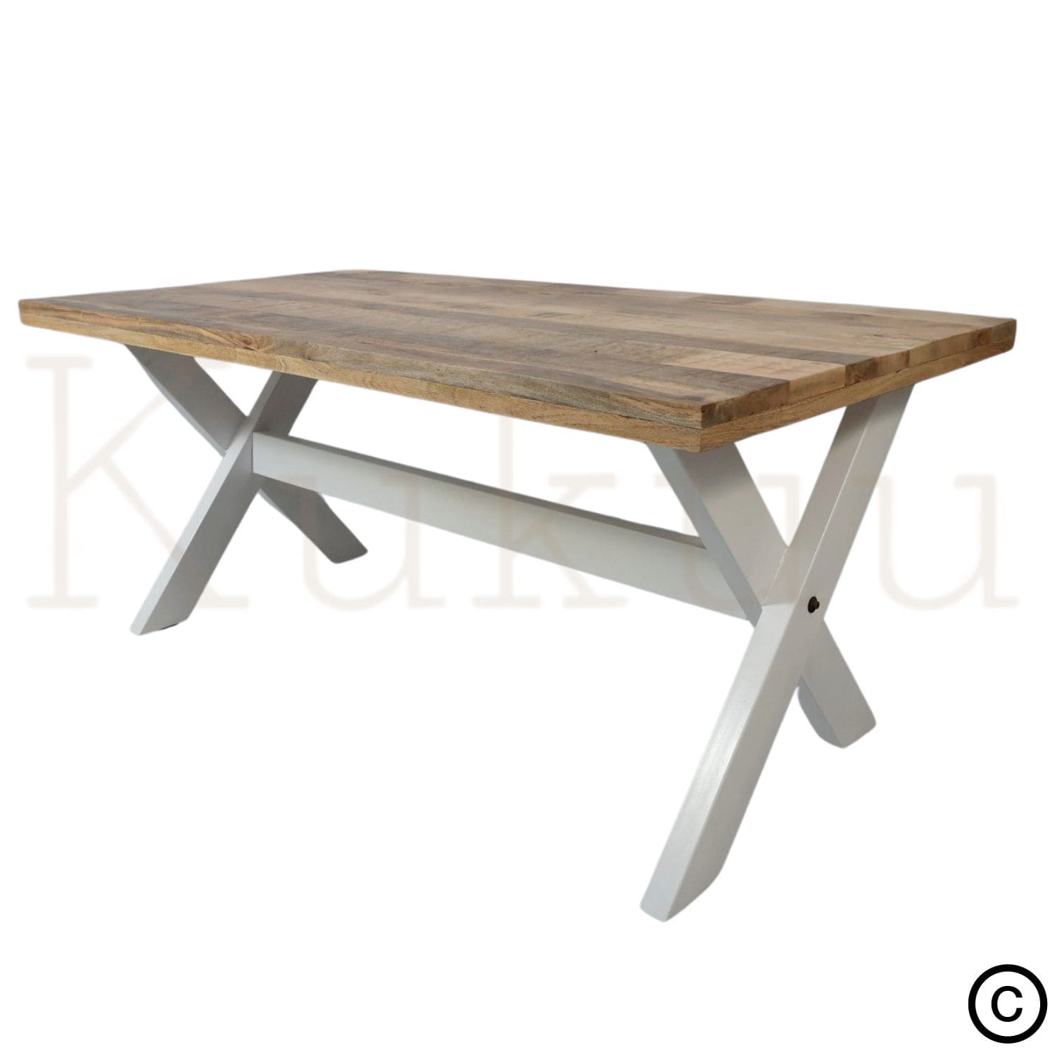Cette table à manger bois blanc est composée de pieds en croix en métal blanc et d'un support central. Son plateau a été fabriqué à partir de bois massif de manguier traité et vernis pour un usage quotidien. 
Mesures disponibles: 180 x  90 x 76 cm / 220 x 100 x 76 cm.
Kukuu, spécialiste en mobilier d'intérieur de qualité.