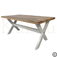 Cette table à manger bois blanc est composée de pieds en croix en métal blanc et d'un support central. Son plateau a été fabriqué à partir de bois massif de manguier traité et vernis pour un usage quotidien. 
Mesures disponibles: 180 x  90 x 76 cm / 220 x 100 x 76 cm.
Kukuu, spécialiste en mobilier d'intérieur de qualité.