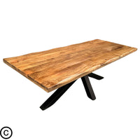 La table à manger pied central 240 cm a été fabriquée à partir d'acier et bois de manguier. Mesures: 240 x 100 x 78 cm. Kukuu, meubles industriels de qualité.