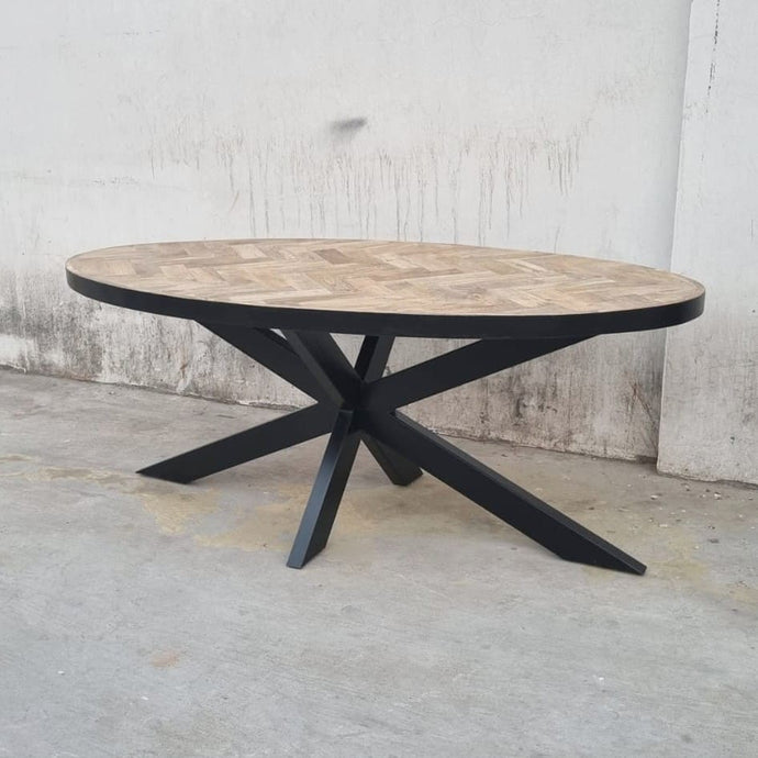 Cette table à manger ovale a été fabriquée à partir de bois de manguier et de métal. Mesures: 200 x 100 x 78 cm. Kukuu, boutique en ligne de meubles industriels, vintages et scandinaves.