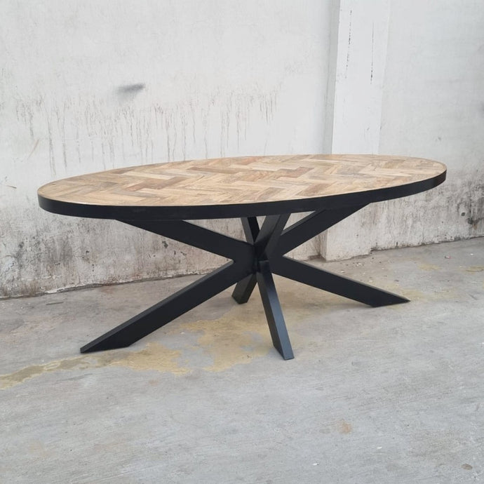 Cette table à manger ovale a été fabriquée à partir de bois de manguier et de métal. Mesures: 220 x 100 x 78 cm. Kukuu, boutique en ligne de meubles industriels, vintages et scandinaves.