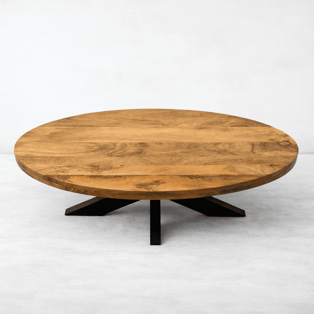 vue du dessus d'une table basse ovale industrielle KUKUU faite en bois massif de manguier et pieds mikado en métal.