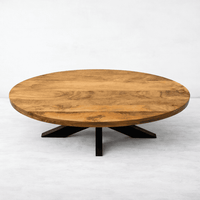 vue du dessus d'une table basse ovale industrielle KUKUU faite en bois massif de manguier et pieds mikado en métal.