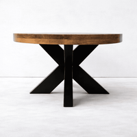 une table basse ovale industrielle KUKUU faite en bois massif de manguier et pieds mikado en métal.
