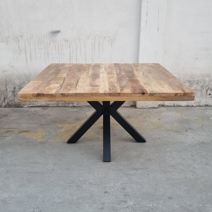 La table industrielle carrée 140 cm est disponible en différentes dimensions: 120 et 140 cm. Celle-ci a été fabriquée à partir d'un pied en métal et d'un plateau en bois massif de manguier. Mesures: 140 x 140 x 78 cm. Kukuu, spécialiste en meubles industriels.