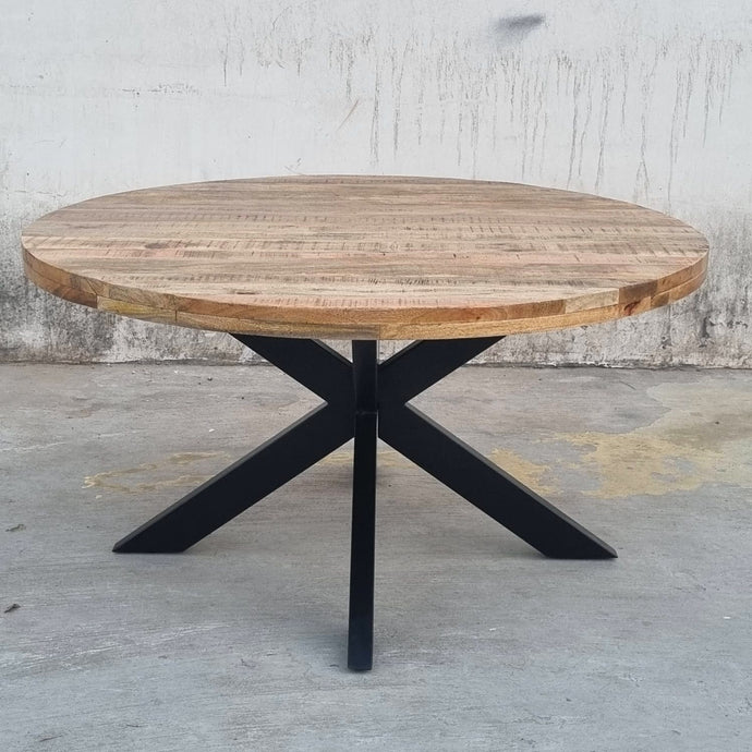 La table industrielle ronde Kukuu a été fabriquée à partir d'une base en métal et d'un bois en bois massif de manguier. Mesures: 140 (L) x 140 (l) x 78 (H) cm. La qualité supérieure du bois de manguier et la solidité des pieds en métal vous garantirons une fiabilité dans le temps. Kukuu, boutique en ligne de mobilier industriel.
