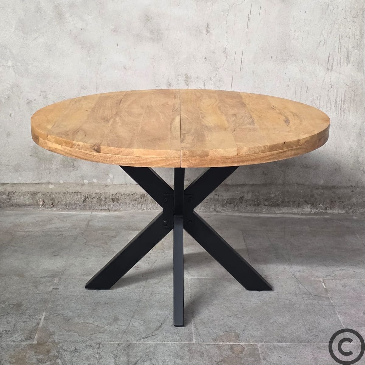 Table ronde extensible industrielle 120 cm fermée en bois de manguier avec pieds mikado
