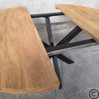 Détail du plateau en bois massif de manguier de la table ronde extensible industrielle