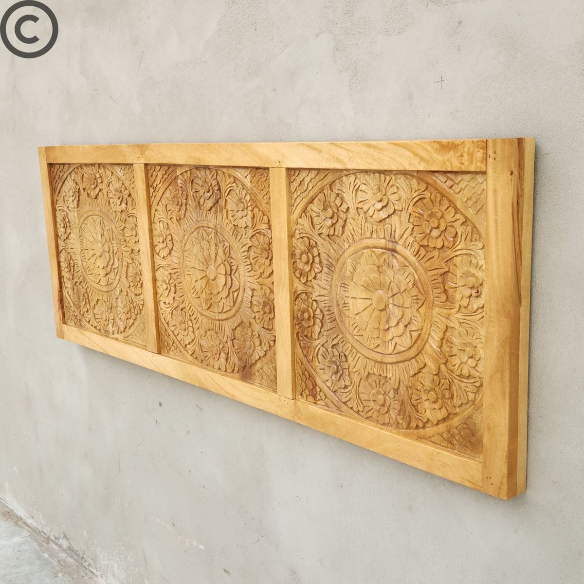 Tête de lit en bois massif KUKUU, design floral sculpté à la main, vue de profil.