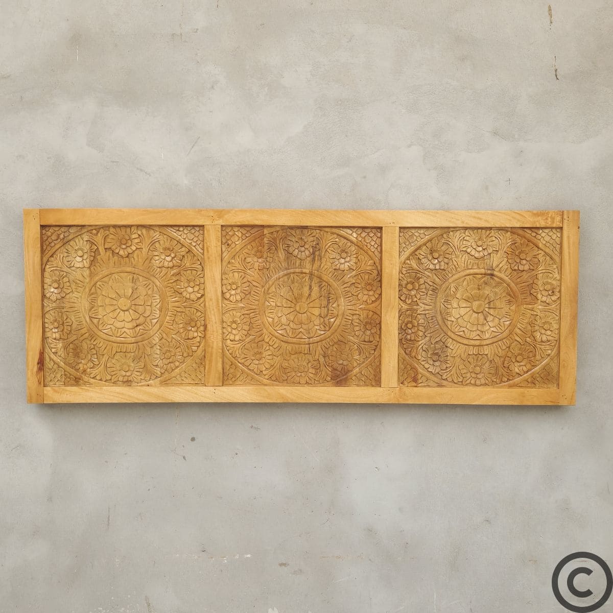 Tête de lit en bois de manguier massif KUKUU, sculptée à la main avec motifs floraux, vue de face.