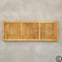 Tête de lit en bois de manguier massif KUKUU, sculptée à la main avec motifs floraux, vue de face.