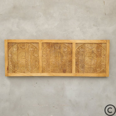 Tête de lit en bois de manguier massif KUKUU, sculptée à la main avec motifs floraux, vue de face.