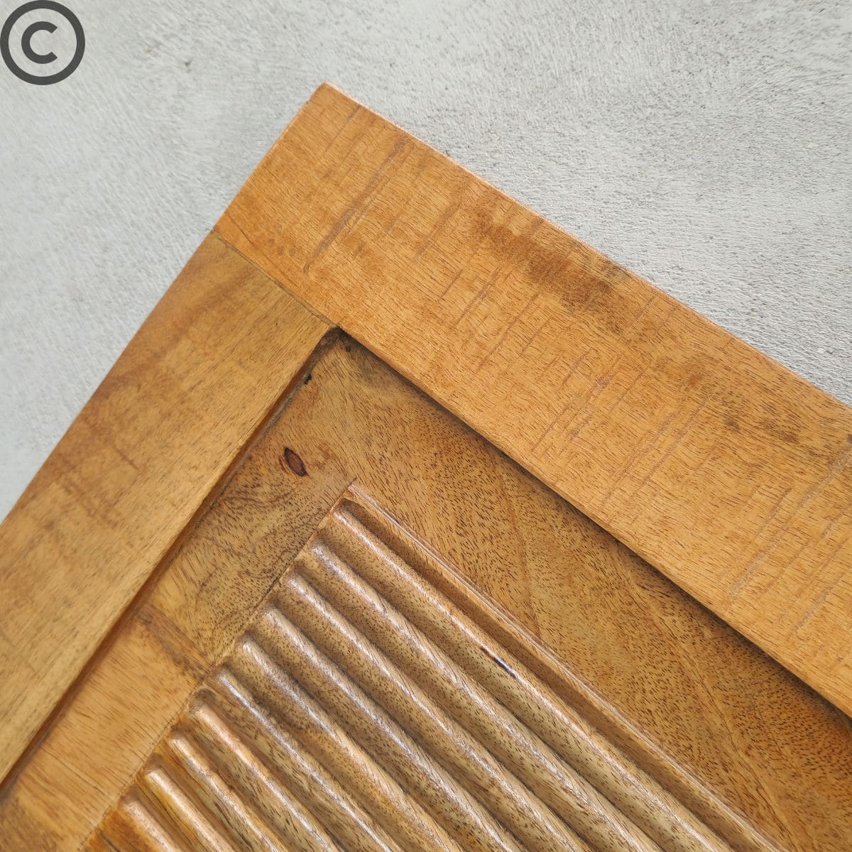 Détail des rainures en bois massif sur une tête de lit en manguier – Texture naturelle et chaleureuse KUKUU