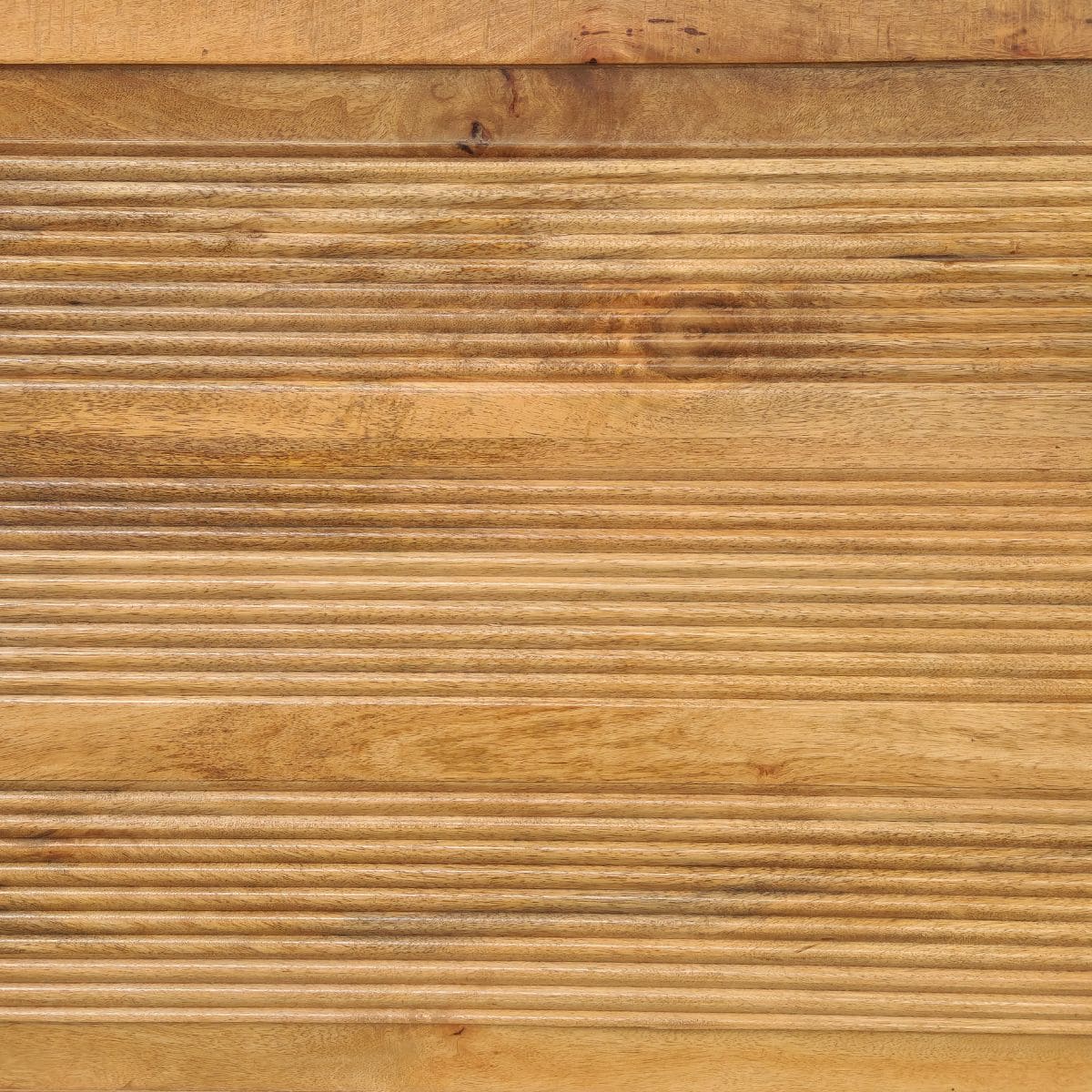 Détail des rainures en bois massif sur une tête de lit en manguier – Texture naturelle et chaleureuse KUKUU