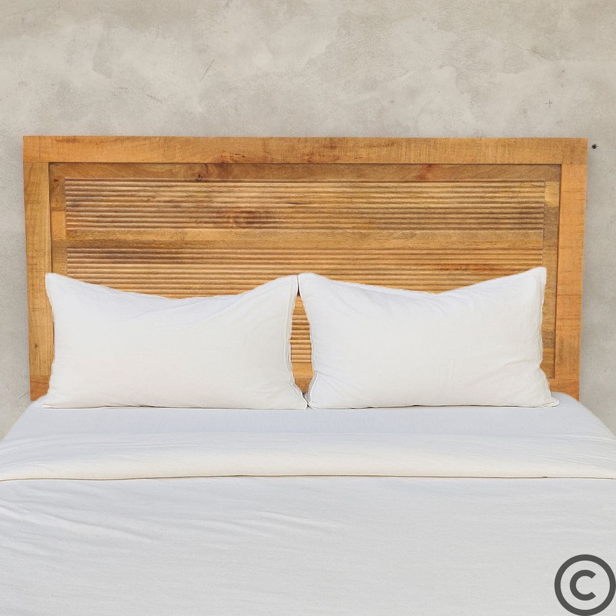 Tête de lit en manguier massif rainurée, installée derrière un lit avec draps blancs – Design naturel et élégant signé KUKUU