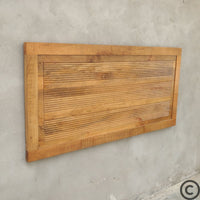 Tête de lit en manguier massif rainurée, vue de côté – Finition naturelle et fabrication artisanale