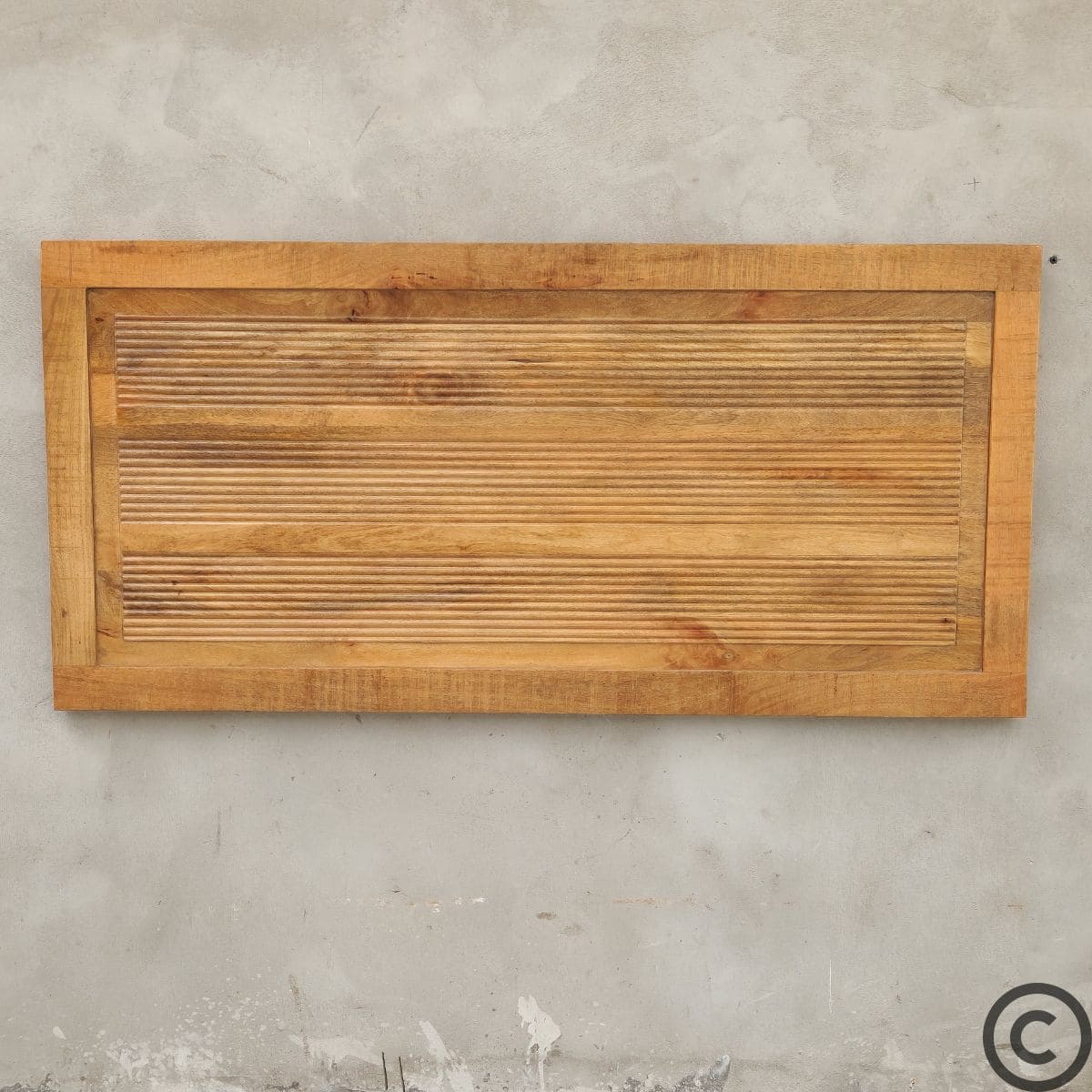 Tête de lit en bois de manguier massif rainurée, vue de face – Mobilier de chambre artisanal KUKUU