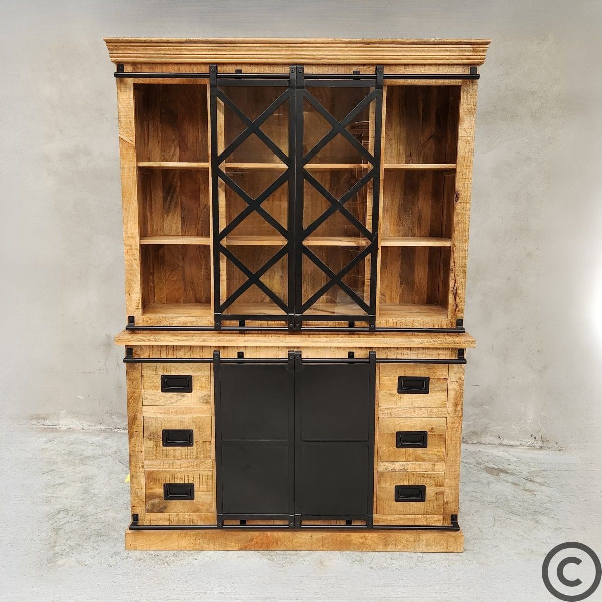 Vaisselier industriel KUKUU en bois de manguier massif et métal noir avec portes coulissantes croisées et tiroirs, 140 cm, meuble de rangement design collection INDUS.