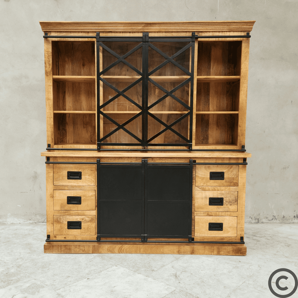 Découvrez le vaisselier industriel KUKUU de 180 cm, alliant bois de manguier massif et métal noir. Un meuble de rangement spacieux et authentique au style loft, parfait pour votre salle à manger ou votre cuisine.