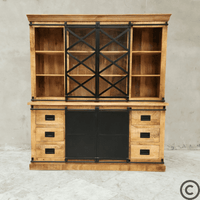 Découvrez le vaisselier industriel KUKUU de 180 cm, alliant bois de manguier massif et métal noir. Un meuble de rangement spacieux et authentique au style loft, parfait pour votre salle à manger ou votre cuisine.