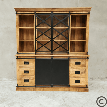Découvrez le vaisselier industriel KUKUU de 180 cm, alliant bois de manguier massif et métal noir. Un meuble de rangement spacieux et authentique au style loft, parfait pour votre salle à manger ou votre cuisine.