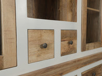 Ce vaisselier bois blanc est composé de 5 tiroirs, 3 portes en bois de manguier et 2 portes vitrées avec étagères et espaces de rangements. Afin de donner un style unique à ce vaisselier, vous retrouverez des portes en bois naturel style persienne. Longueurs disponibles: 160, 180 et 200 cm
Largueur: 45 cm
Hauteur totale: 220 cm.
Kukuu, spécialiste en mobilier d'intérieur de caractère.