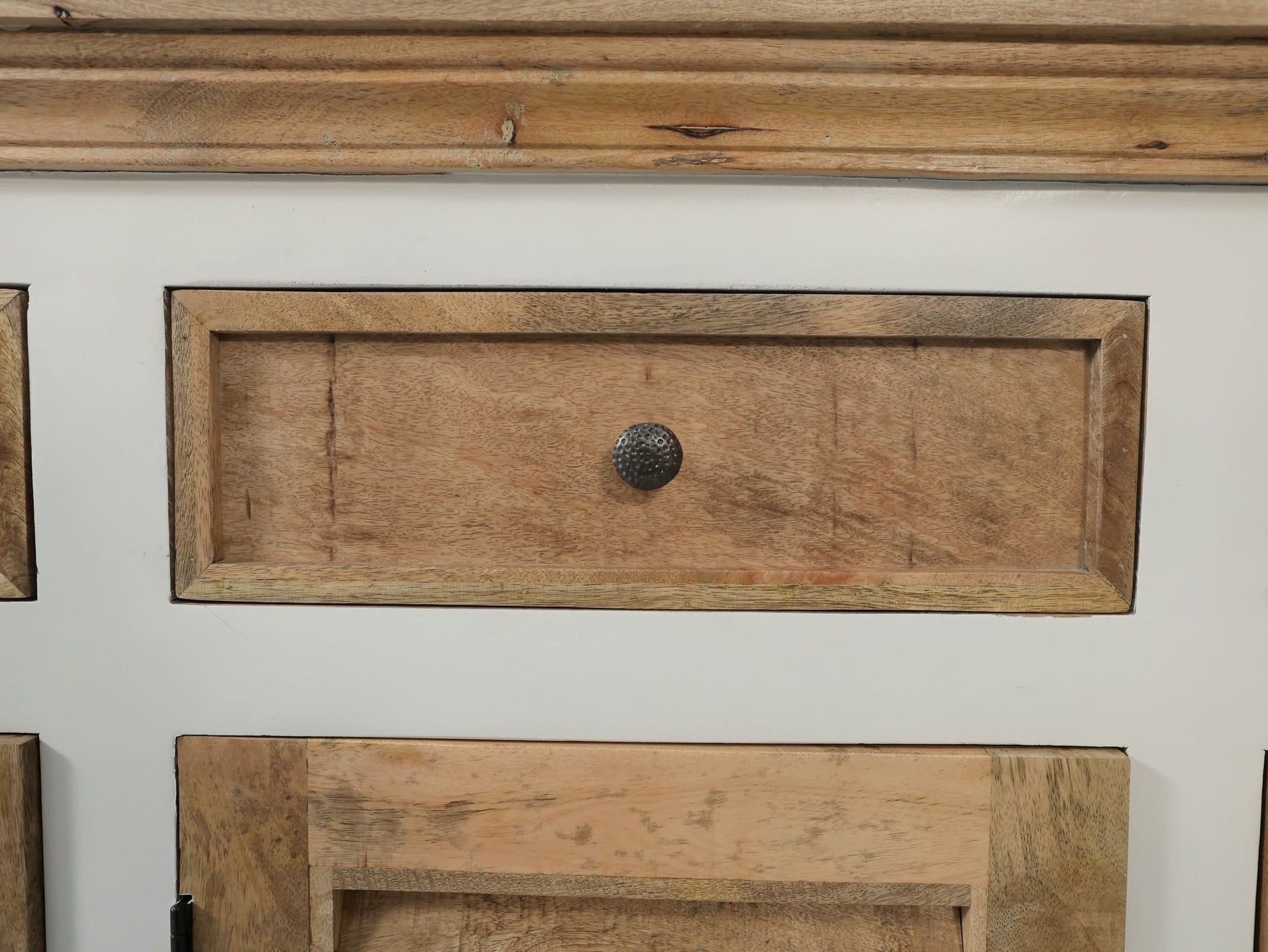 Ce vaisselier bois blanc est composé de 5 tiroirs, 3 portes en bois de manguier et 2 portes vitrées avec étagères et espaces de rangements. Afin de donner un style unique à ce vaisselier, vous retrouverez des portes en bois naturel style persienne. Longueurs disponibles: 160, 180 et 200 cm
Largueur: 45 cm
Hauteur totale: 220 cm.
Kukuu, spécialiste en mobilier d'intérieur de caractère.