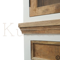 Ce vaisselier bois blanc est composé de 5 tiroirs, 3 portes en bois de manguier et 2 portes vitrées avec étagères et espaces de rangements. Afin de donner un style unique à ce vaisselier, vous retrouverez des portes en bois naturel style persienne. Longueurs disponibles: 160, 180 et 200 cm
Largueur: 45 cm
Hauteur totale: 220 cm.
Kukuu, spécialiste en mobilier d'intérieur de caractère.