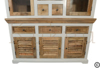 Ce vaisselier bois blanc est composé de 5 tiroirs, 3 portes en bois de manguier et 2 portes vitrées avec étagères et espaces de rangements. Afin de donner un style unique à ce vaisselier, vous retrouverez des portes en bois naturel style persienne. Longueurs disponibles: 160, 180 et 200 cm
Largueur: 45 cm
Hauteur totale: 220 cm.
Kukuu, spécialiste en mobilier d'intérieur de caractère.