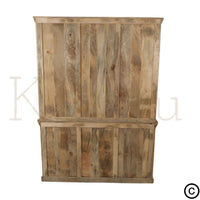 Ce vaisselier bois massif est composé de 5 tiroirs, 3 portes en bois de manguier et 2 portes vitrées avec étagères et espaces de rangements. Afin de donner un style unique à ce vaisselier, vous retrouverez des portes en bois naturel style persienne. Longueurs disponibles: 160, 180 et 200 cm
Largueur: 45 cm
Hauteur totale: 220 cm.
Kukuu, spécialiste en mobilier d'intérieur de caractère.