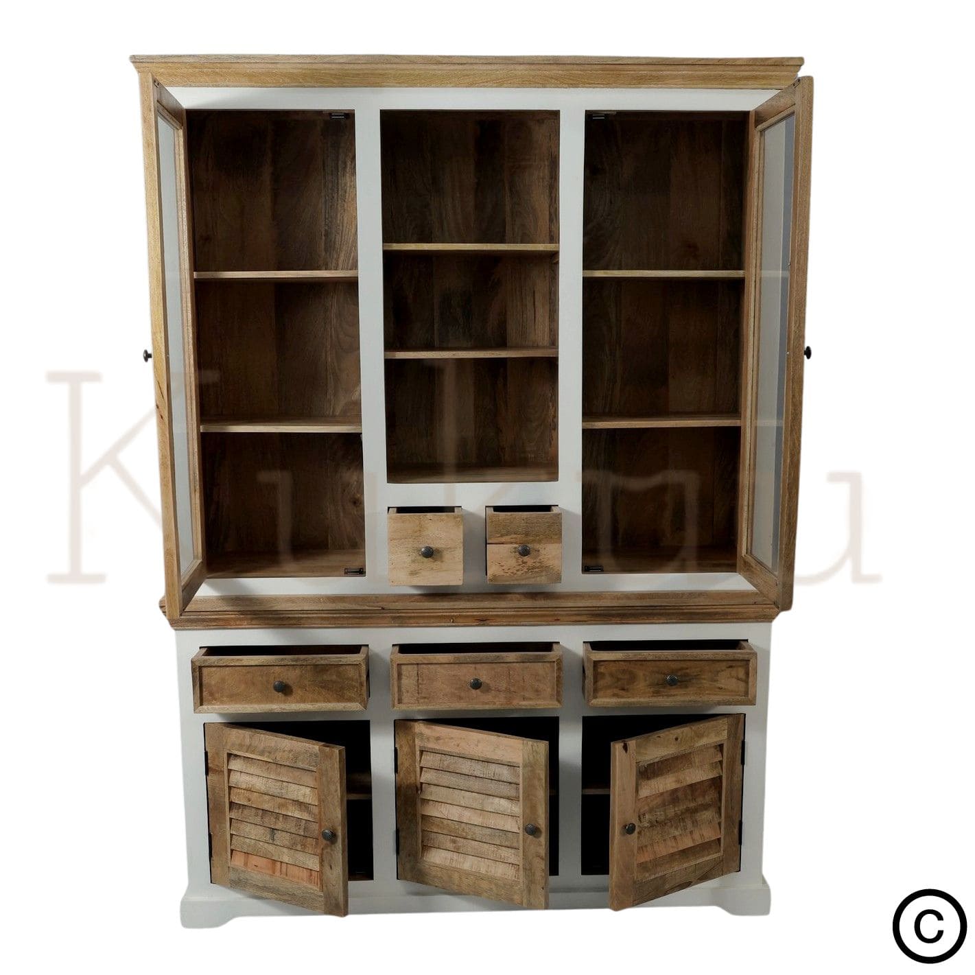 Ce vaisselier bois blanc est composé de 5 tiroirs, 3 portes en bois de manguier et 2 portes vitrées avec étagères et espaces de rangements. Afin de donner un style unique à ce vaisselier, vous retrouverez des portes en bois naturel style persienne. Longueurs disponibles: 160, 180 et 200 cm
Largueur: 45 cm
Hauteur totale: 220 cm.
Kukuu, spécialiste en mobilier d'intérieur de caractère.
