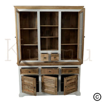 Ce vaisselier bois blanc est composé de 5 tiroirs, 3 portes en bois de manguier et 2 portes vitrées avec étagères et espaces de rangements. Afin de donner un style unique à ce vaisselier, vous retrouverez des portes en bois naturel style persienne. Longueurs disponibles: 160, 180 et 200 cm
Largueur: 45 cm
Hauteur totale: 220 cm.
Kukuu, spécialiste en mobilier d'intérieur de caractère.